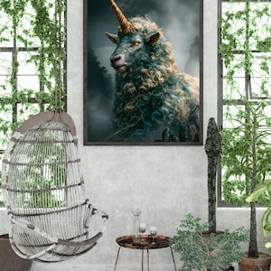 Puede incluir: Una impresi&oacute;n de arte mural enmarcada que muestra una criatura de color verde azulado oscuro con pelo rizado y un cuerno dorado en espiral en la frente. La criatura tiene ojos color &aacute;mbar y se sit&uacute;a sobre un fondo brumoso con terreno rocoso.