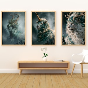 Puede incluir: Tres l&aacute;minas de arte mural enmarcadas con criaturas m&iacute;ticas. La l&aacute;mina de la izquierda muestra un drag&oacute;n verde azulado con astas, la central un carnero verde azulado con un cuerno dorado y la de la derecha un le&oacute;n blanco con astas y melena verde azulada.