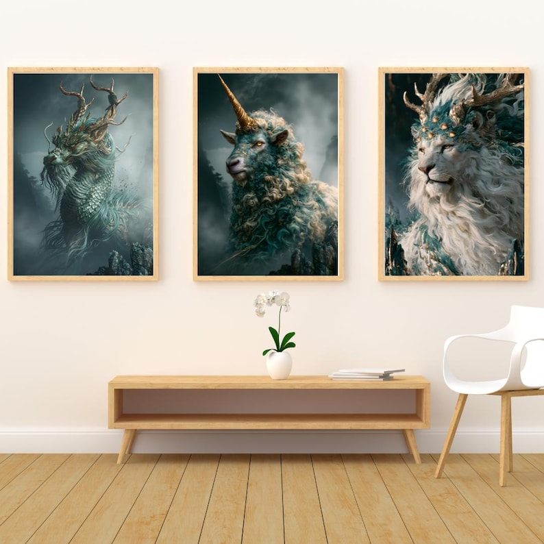 Puede incluir: Tres l&aacute;minas de arte mural enmarcadas con criaturas m&iacute;ticas. La l&aacute;mina de la izquierda muestra un drag&oacute;n verde azulado con astas, la central un carnero verde azulado con un cuerno dorado y la de la derecha un le&oacute;n blanco con astas y melena verde azulada.