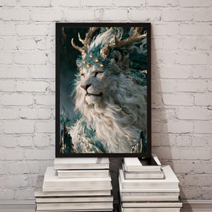 Puede incluir: Una impresi&oacute;n de arte mural vertical enmarcada que muestra un le&oacute;n blanco con pelaje fluido, adornado con astas doradas y acentos de color verde azulado. El le&oacute;n tiene una expresi&oacute;n real, con detalles circulares dorados en la frente, sobre un fondo oscuro.