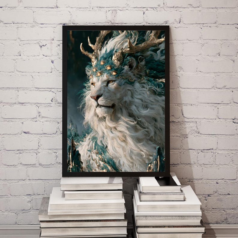 Puede incluir: Una impresi&oacute;n de arte mural vertical enmarcada que muestra un le&oacute;n blanco con pelaje fluido, adornado con astas doradas y acentos de color verde azulado. El le&oacute;n tiene una expresi&oacute;n real, con detalles circulares dorados en la frente, sobre un fondo oscuro.