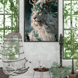 Puede incluir: Una impresi&oacute;n de arte mural enmarcada que muestra un le&oacute;n blanco con melena fluida, astas doradas y detalles en color cerceta. El le&oacute;n aparece de perfil con una expresi&oacute;n majestuosa, sobre un fondo oscuro en un marco de madera marr&oacute;n.