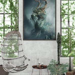 Puede incluir: Una impresi&oacute;n de arte mural enmarcada que presenta una ilustraci&oacute;n detallada de un drag&oacute;n de color verde azulado y dorado con escamas y astas intrincadas, sobre un fondo oscuro y brumoso. La obra est&aacute; en un marco marr&oacute;n oscuro en una pared gris claro.