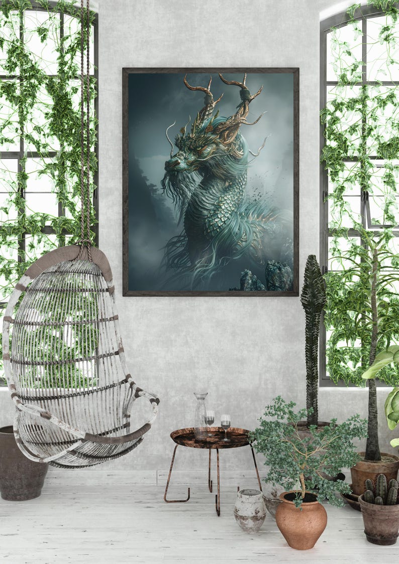 Puede incluir: Una impresi&oacute;n de arte mural enmarcada que presenta una ilustraci&oacute;n detallada de un drag&oacute;n de color verde azulado y dorado con escamas y astas intrincadas, sobre un fondo oscuro y brumoso. La obra est&aacute; en un marco marr&oacute;n oscuro en una pared gris claro.