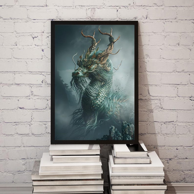 Puede incluir: Una impresi&oacute;n de arte mural enmarcada que presenta una ilustraci&oacute;n detallada de un drag&oacute;n m&iacute;tico con escamas verde azulado, bigotes largos y fluidos y astas grandes. El drag&oacute;n se representa en un entorno oscuro y brumoso con rocas.