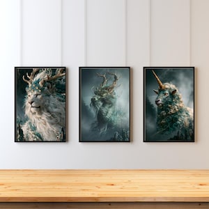 Puede incluir: Tres l&aacute;minas de arte mural rectangulares enmarcadas con criaturas fant&aacute;sticas. La l&aacute;mina de la izquierda muestra un le&oacute;n blanco con astas, la central un drag&oacute;n verde y la de la derecha una oveja verde con un cuerno dorado.