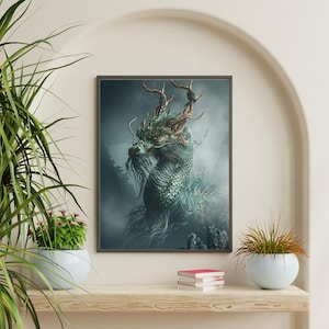 Puede incluir: Una impresi&oacute;n de arte mural enmarcada que presenta una ilustraci&oacute;n detallada de un drag&oacute;n m&iacute;tico con escamas verde azulado, bigotes fluidos y astas doradas intrincadas, sobre un fondo brumoso, oscuro y atmosf&eacute;rico con elementos rocosos.