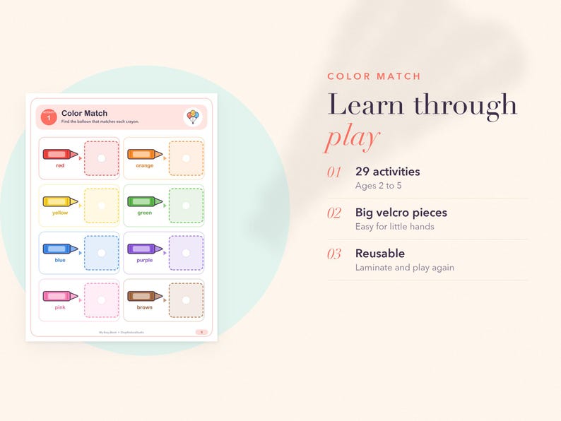 Op de afbeelding: Een Color Match educatief werkblad met acht gekleurde kleurpotloodillustraties en bijbehorende gestippelde vakjes om te matchen. De tekst bevat Color Match, Learn through play, 29 activities, Ages 2 to 5, Big velcro pieces en Reusable.
