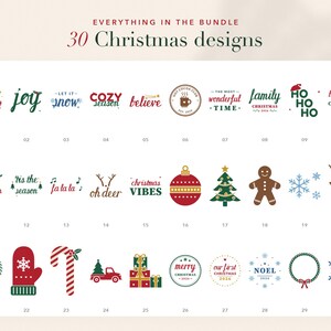 Op de afbeelding: Een digitale collectie van 30 kerstontwerpen met feestelijke typografie en vakantie-iconen, waaronder ornamenten, bomen, peperkoekmannetjes, rendieren, sneeuwvlokken, kransen, zuurstokken en geschenkdozen in rood, groen en blauw.