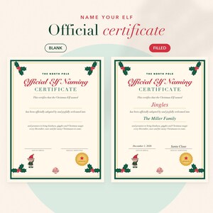 Op de afbeelding: Twee rechthoekige sjablonen voor een officieel elfen-naamcertificaat met een cr&egrave;mekleurige achtergrond, donkergroene randen en hulstaccenten. E&eacute;n is leeg, de andere is ingevuld met de naam Jingles en The Miller Family. Beide tonen een kleine elf.
