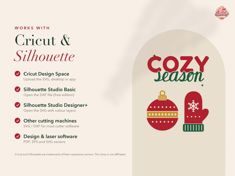 Op de afbeelding: Een digitale afbeelding met de tekst "COZY season" in rood en groen, vergezeld door een rode kerstbal en een rode want met een witte sneeuwvlok. De afbeelding toont de compatibiliteit met Cricut- en Silhouette-software, inclusief SVG-, DXF-, PDF- en EPS-bestandsformaten voor diverse snijmachines.