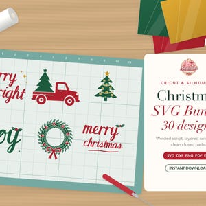 Op de afbeelding: Een digitaal kerst SVG-pakket met 30 ontwerpen, waaronder een rode vrachtwagen met een groene boom, een versierde kerstboom, een krans en teksten zoals merry and bright, joy en merry christmas op een snijmat.
