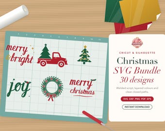 Könnte beinhalten: Ein digitales Weihnachts-SVG-Paket mit 30 Designs, darunter ein roter LKW mit grünem Baum, ein geschmückter Tannenbaum, ein Kranz sowie Schriftzüge wie merry and bright, joy und merry christmas auf einer Schneidematte.