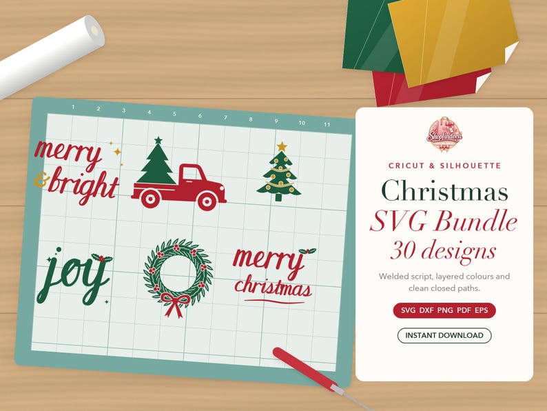 Op de afbeelding: Een digitaal kerst SVG-pakket met 30 ontwerpen, waaronder een rode vrachtwagen met een groene boom, een versierde kerstboom, een krans en teksten zoals merry and bright, joy en merry christmas op een snijmat.