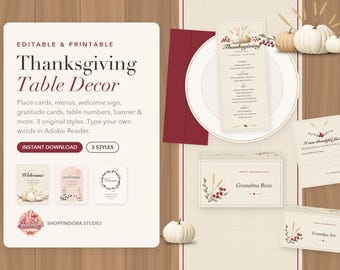 Könnte beinhalten: Ein digitales Set aus bearbeitbarer und druckbarer Thanksgiving-Tischdekoration, einschließlich Menükarten, Platzkarten und Willkommensschildern. Die Designs zeigen cremefarbenes Papier mit Illustrationen von weißen Kürbissen, Weizen und roten Beeren.