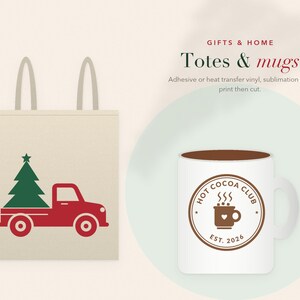 Op de afbeelding: Een beige canvas tas met een rode vrachtwagen die een groene kerstboom vervoert, en een witte keramische mok met een bruin rond logo met de tekst HOT COCOA CLUB EST. 2026, met daarboven de tekst GIFTS & HOME Totes & mugs voor vinyl en sublimatie.