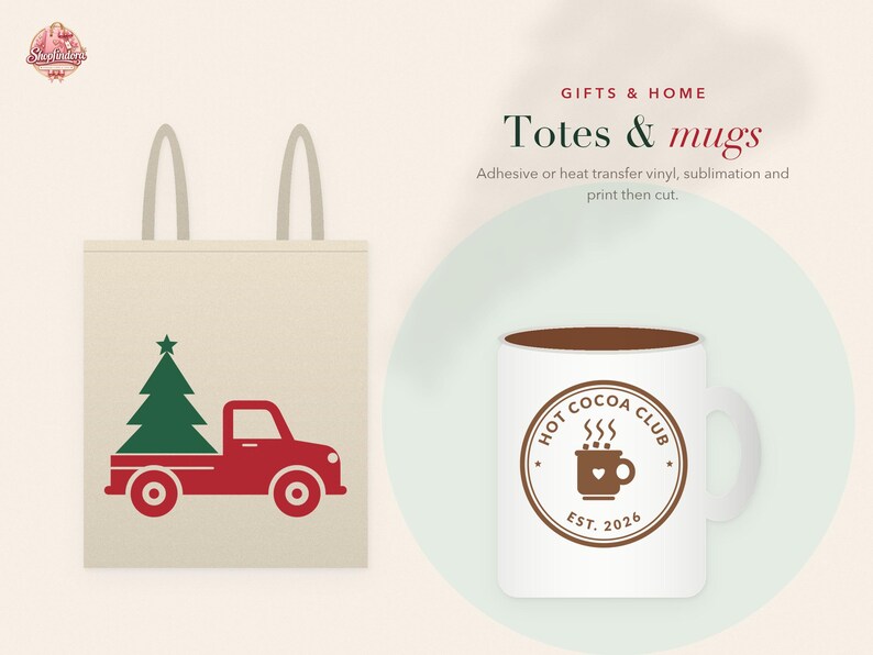 Op de afbeelding: Een beige canvas tas met een rode vrachtwagen die een groene kerstboom vervoert, en een witte keramische mok met een bruin rond logo met de tekst HOT COCOA CLUB EST. 2026, met daarboven de tekst GIFTS & HOME Totes & mugs voor vinyl en sublimatie.