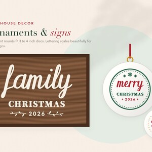 Op de afbeelding: Een rechthoekig bord met bruine houtnerf en de witte tekst family CHRISTMAS 2026 en twee ronde witte ornamenten. Het grotere ornament bevat de tekst merry CHRISTMAS 2026 in rood en groen, terwijl het kleinere ornament our first CHRISTMAS 2026 toont.