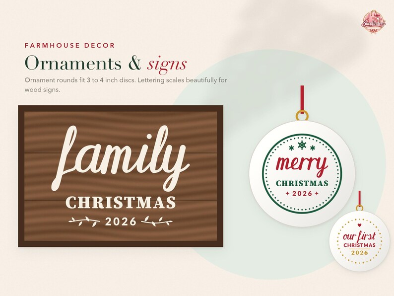 Op de afbeelding: Een rechthoekig bord met bruine houtnerf en de witte tekst family CHRISTMAS 2026 en twee ronde witte ornamenten. Het grotere ornament bevat de tekst merry CHRISTMAS 2026 in rood en groen, terwijl het kleinere ornament our first CHRISTMAS 2026 toont.