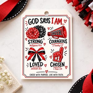 Op de afbeelding: Een rechthoekig wit label met een gat aan de bovenkant, voorzien van rode en zwarte illustraties van cheerleading pompons, een megafoon, een haarstrik en een schuimvinger. De tekst luidt: GOD SAYS I AM... STRONG, COURAGEOUS, LOVED, CHOSEN, CHEER WITH PURPOSE.