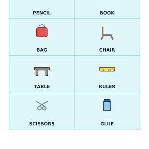 Op de afbeelding: Een digitaal flashcard-blad met de titel Classroom met acht iconen en labels: een geel potlood, een blauw boek, een rode tas, een bruine stoel, een bruine tafel, een gele liniaal, een grijze schaar en een blauwe lijmfles op een lichtblauw raster.