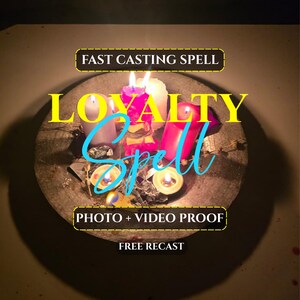 Puede incluir: Un cuenco de piedra circular que contiene varias velas encendidas en blanco, rosa y rojo, junto con pequeños objetos oscuros y hierbas secas. Los textos superpuestos dicen FAST CASTING SPELL, LOYALTY SPELL, PHOTO + VIDEO PROOF y FREE RECAST.