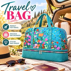 Puede incluir: Una bolsa de viaje de color verde azulado con un estampado floral vibrante de flores rosas, rojas y amarillas. La bolsa tiene dos asas superiores, un compartimento inferior separado con cremallera metálica y un parche marrón.