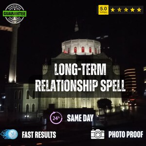 Könnte beinhalten: Eine Nachtansicht eines großen, beleuchteten Gebäudes mit einer zentralen Kuppel und Bogenfenstern. Der Text LONG-TERM RELATIONSHIP SPELL ist weiß zentriert. Zusätzlicher Text umfasst 24h SAME DAY, FAST RESULTS und PHOTO PROOF mit Symbolen.