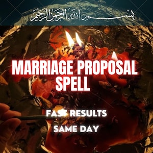 Può includere: Una collezione di candele di cera rossa che si sciolgono su una superficie di carta stagnola con erbe e petali secchi sparsi. L'immagine presenta il testo "MARRIAGE PROPOSAL SPELL", "FAST RESULTS" e "SAME DAY" in lettere bianche e rosse.
