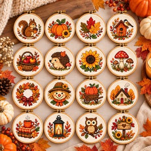Könnte beinhalten: Eine Sammlung von sechzehn runden Stickrahmen mit herbstlichen Kreuzstichmotiven, darunter ein Eichhörnchen, ein Kürbis, eine Sonnenblume, ein Vogelhaus, ein Apfelkorb, ein Igel, ein Pilz, ein Kranz, eine Vogelscheuche, ein Karren, ein Haus, Bücher, eine Laterne, eine Eule und ein Schild.