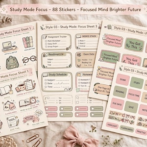Könnte beinhalten: Fünf Aufkleberbögen mit der Aufschrift Study Mode Focus, die Illustrationen von Büchern, Laptops, Kaffee und Lernplänen zeigen. Die Bögen enthalten Texte wie Assignment Tracker, Reading, Study Schedule und motivierende Sprüche in sanften Pastellfarben.