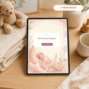 Op de afbeelding: Een tablet met een digitale New Parent Planner-interface met een zachtroze illustratie van een baby die op een maansikkel slaapt. Het scherm bevat florale accenten, een navigatiebalk aan de zijkant en de tekst 5 THEME BUNDLE.