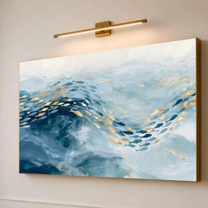 Könnte beinhalten: Ein rechteckiges Wandbild mit einem abstrakten Gemälde eines Fischschwarms, der in einer wellenförmigen Formation schwimmt. Das Kunstwerk verwendet Schattierungen von tiefem Marineblau, Hellblau und Weiß, akzentuiert durch goldene Fischformen.