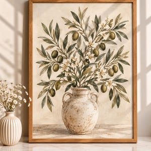 Può includere: Una stampa artistica incorniciata raffigurante un vaso in ceramica beige con due manici, riempito con rami d'ulivo con olive verdi e piccoli fiori bianchi. Lo sfondo è di colore crema testurizzato con una cornice in legno chiaro.