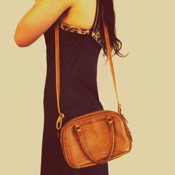 VINTAGE Tan leather bag with long strap and handles.