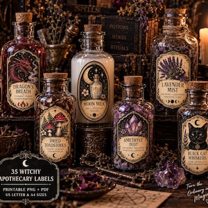Puede incluir: Seis frascos de boticario de vidrio transparente con tapones de corcho, cada uno con etiquetas decorativas con ilustraciones de un dragón, setas, luna, cristales, lavanda y un gato negro, etiquetados como Dragon's Breath, Dried Toadstools, Moon Milk, Amethyst Dust, Lavender Mist y Black Cat Whiskers.