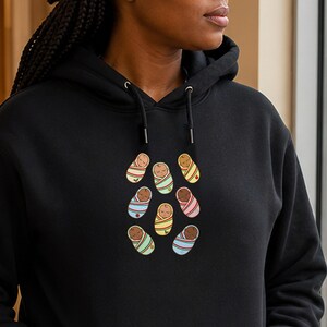 Bluza z kapturem świąteczna z nadrukiem „Poród i poród”, „Osiem śpiących noworodków w pastelowych pieluszkach”, klasyczny krój unisex, nadruk z przodu