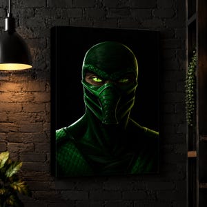 Peut inclure: Une impression d'art mural rectangulaire représentant le portrait d'un personnage portant un masque et une combinaison texturés vert foncé. Le personnage a des yeux vert vif brillants et une apparence reptilienne sur fond noir.