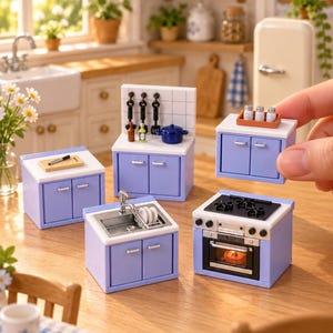 Può includere: Un set di mobili da cucina in miniatura color azzurro con piani di lavoro bianchi, che include un lavello, un fornello con forno, un pensile con barattoli di spezie e mobili contenitori per una casa delle bambole.