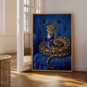 Ritratto di serpente in stile Art Déco, pitone con fiocco blu, elegante quadro da parete nei toni del blu, decorazione per soggiorno.