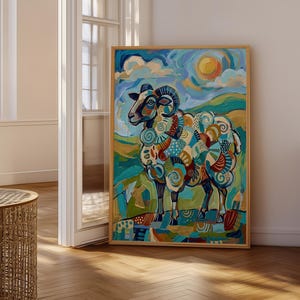 Könnte beinhalten: Ein rechteckiger gerahmter Wandkunstdruck, der einen stilisierten Widder in einer Landschaft zeigt. Der Widder ist mit farbenfrohen, komplizierten Mustern in Blau-, Rot-, Gelb- und Grüntönen verziert. Eine gelbe Sonne scheint am blauen Himmel.