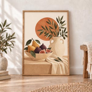 Può includere: Una stampa d'arte incorniciata raffigurante una natura morta con una ciotola di pere gialle e fichi viola, un vaso in ceramica color crema riempito con rami d'ulivo e un grande cerchio arancione bruciato che rappresenta il sole su sfondo beige.