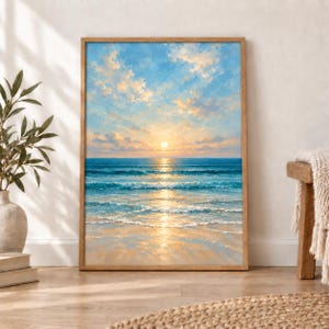 Könnte beinhalten: Ein gerahmter Kunstdruck, der eine Meereslandschaft bei Sonnenaufgang zeigt. Das Gemälde zeigt eine helle Sonne tief am Horizont, die einen goldenen Schein auf die blauen Meereswellen und den nassen Sandstrand unter einem bewölkten Himmel wirft.