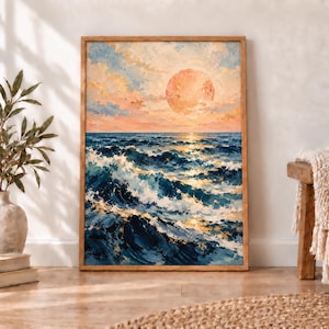 Puede incluir: Un cuadro rectangular enmarcado que representa un paisaje marino con olas texturizadas de color azul oscuro bajo un cielo suave de tonos melocotón y azul claro. Un sol grande, circular y naranja pálido se sitúa arriba, reflejando luz dorada.