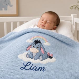 Copertina per neonato personalizzata con ricamo, copertina in maglia personalizzata con Eeyore e nuvole arcobaleno, biancheria da letto per cameretta a tema nuvole arcobaleno, regalo per baby shower.