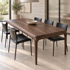 Könnte beinhalten: Ein rechteckiger Esstisch aus dunkelbraunem Holz mit abgerundeten Ecken und vier konisch zulaufenden Beinen, dazu sechs Stühle mit schwarzem Lederbezug und dünnen schwarzen Metallrahmen sowie eine gesprenkelte Schale in der Tischmitte.