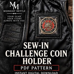 Op de afbeelding: Een zwarte leren innaaibare challenge coin houder met een vierkant vakje en een rond Fire Rescue-embleem. De tekst bevat Midnight Mettle, Your Gear Your Story Always With You, Ride Honor Respect en Sew-In Challenge Coin Holder PDF Pattern.