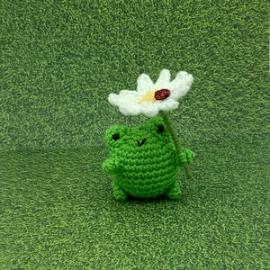 Crocheted frog holding daisy stuffed animal, cute frog plush, unique handmade amigurumi Mother's day gift, gift for Mom, office gift