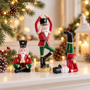 Julyoga-nötknäppare, målad hartsfigur, nyckfull julsoldatdekoration, juldekoration