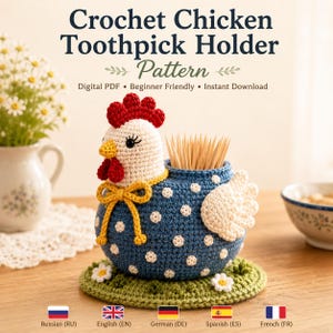 Può includere: Uno schema all'uncinetto per un portastuzzicadenti a forma di gallina, con corpo blu a pois bianchi, cresta e bargigli rossi, becco giallo e fiocco giallo. La gallina poggia su una base verde con piccoli fiori bianchi e contiene stuzzicadenti.